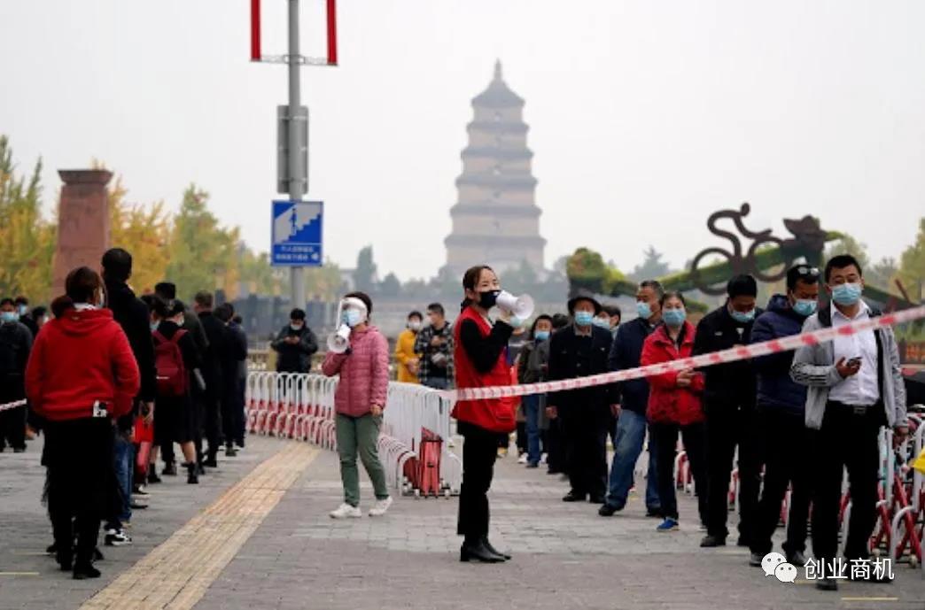 西安封城,确诊暴增!危难中,一大妈高呼,“我不是平民,我在美国生活7年!”