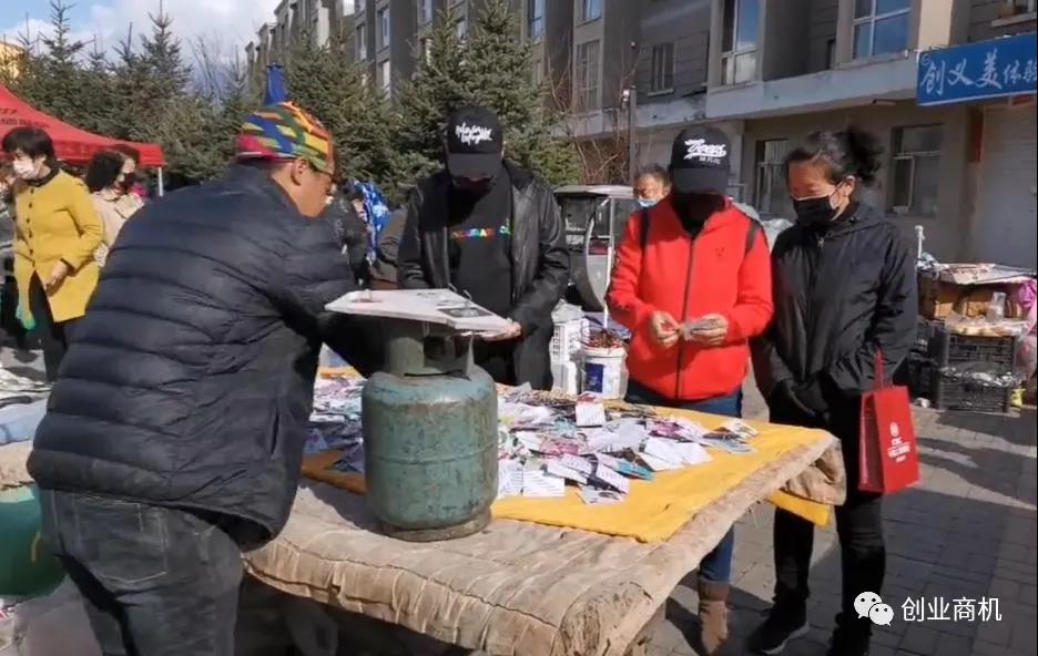 这样摆地摊,一天赚900块。你想知道吗